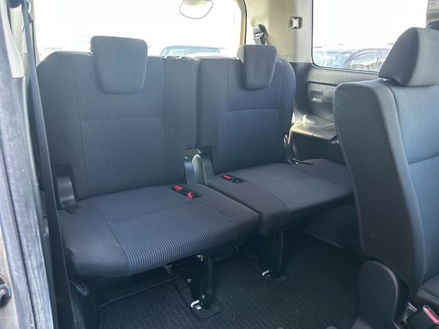 ノア Ｘ　ＥＴＣ　両側／片側電動スライドドア　衝突回避軽減　横滑り防止装置　クルーズコントロール　アイドリングストップ　ウィンカーミラー　３列シート　ＣＤ（33枚目）