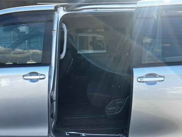 ノア Ｘ　ＥＴＣ　両側／片側電動スライドドア　衝突回避軽減　横滑り防止装置　クルーズコントロール　アイドリングストップ　ウィンカーミラー　３列シート　ＣＤ（35枚目）