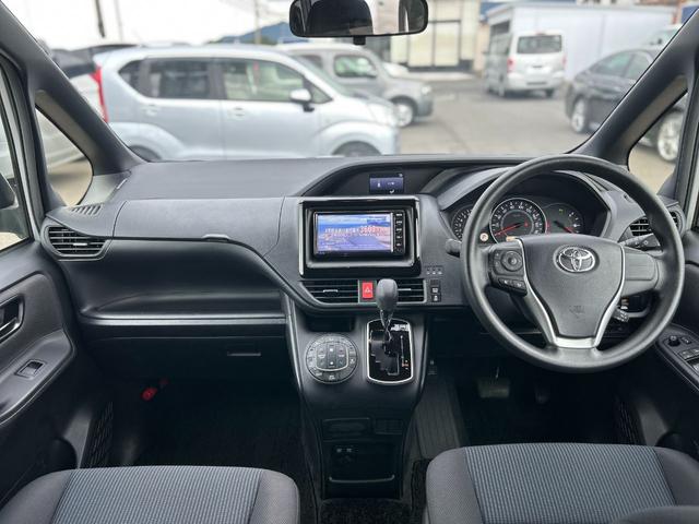 ノア X 純正ナビ バックカメラ ETC 両側/片側電動スライドドア クルーズコントロール スマートキー プッシュスタート 衝突回避軽減 横滑り防止装置 アイドリングストップ ウィンカーミラー 3列シート(2枚目)