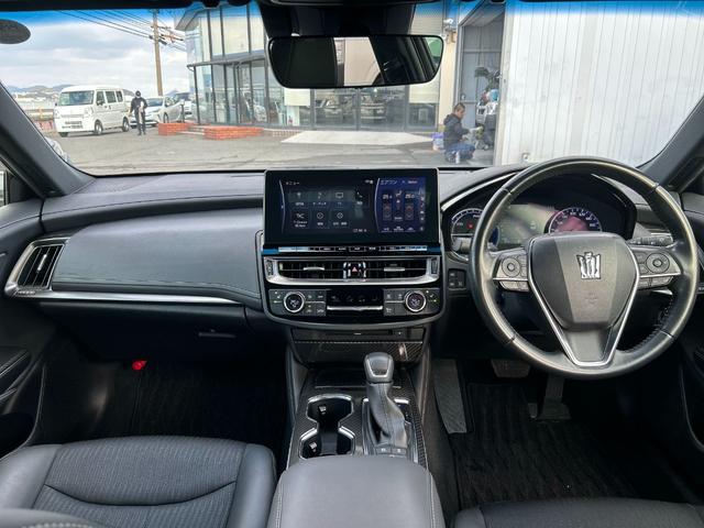 クラウンハイブリッド ＲＳ　純正ナビ　バックカメラ　ＥＴＣ　スマートキー　プッシュスタート　クルーズコントロール　シートヒーター　衝突回避軽減　横滑り防止装置　パワーシート　純正アルミホイール　ウィンカーミラー（2枚目）