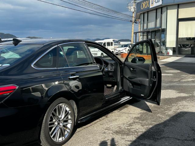 クラウンハイブリッド ＲＳ　純正ナビ　バックカメラ　ＥＴＣ　スマートキー　プッシュスタート　クルーズコントロール　シートヒーター　衝突回避軽減　横滑り防止装置　パワーシート　純正アルミホイール　ウィンカーミラー（12枚目）