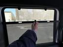 「後部座席」ロールカーテンが装備されています！車内でもしっかり日差しをカット♪