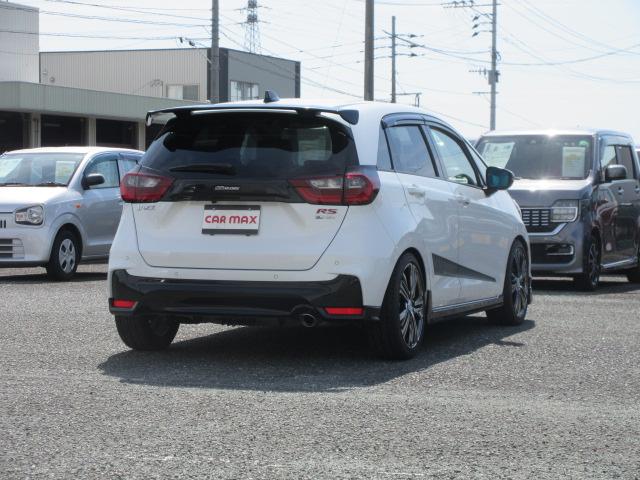 フィット ｅ：ＨＥＶ　ＲＳ　２年保証　ホンダコネクトディスプレイ　バックカメラ　ホンダセンシング　ＬＥＤ　ＥＴＣ　ドラレコ前後　デジタルインナーミラー　ＳＯＳ　車高調　１７インチＡＷ（2枚目）
