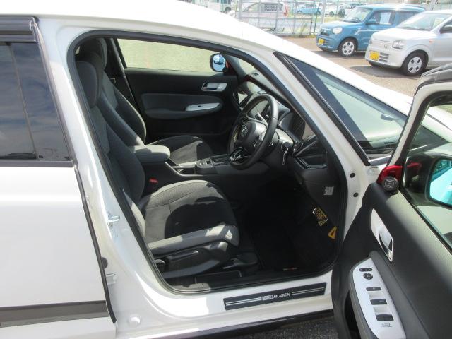 フィット ｅ：ＨＥＶ　ＲＳ　２年保証　ホンダコネクトディスプレイ　バックカメラ　ホンダセンシング　ＬＥＤ　ＥＴＣ　ドラレコ前後　デジタルインナーミラー　ＳＯＳ　車高調　１７インチＡＷ（12枚目）