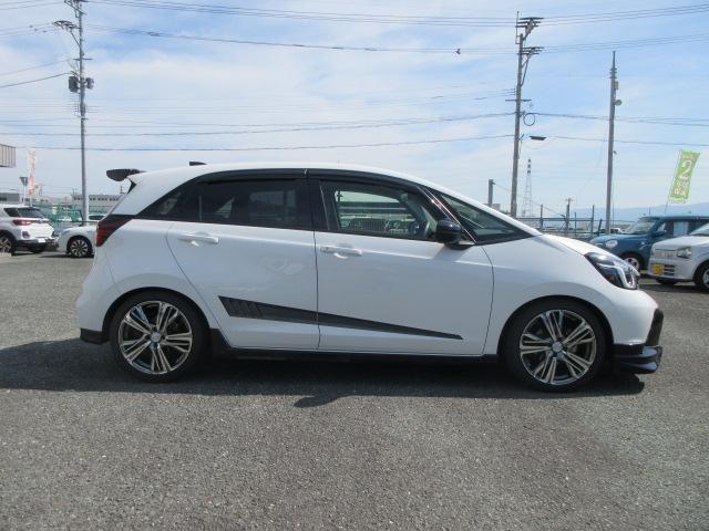 フィット ｅ：ＨＥＶ　ＲＳ　２年保証　ホンダコネクトディスプレイ　バックカメラ　ホンダセンシング　ＬＥＤ　ＥＴＣ　ドラレコ前後　デジタルインナーミラー　ＳＯＳ　車高調　１７インチＡＷ（18枚目）