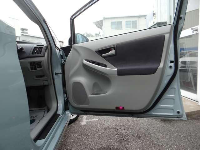 プリウス Ｓツーリングセレクション　ＨＤＤナビ　地デジフルセグ　ハイブリッドバッテリーリビルド済　Ｂｌｕｅｔｏｏｔｈ　ＤＶＤ再生　バックカメラ　ＥＴＣ　フォグランプ　アルミホイール　スマートキー（10枚目）