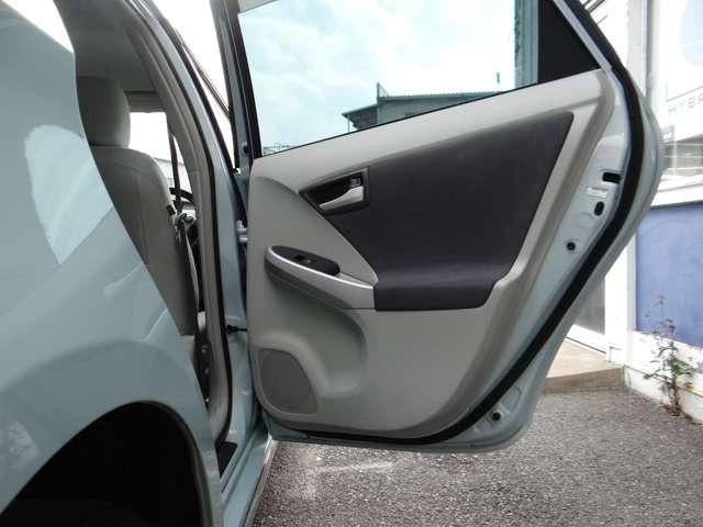 プリウス Ｓツーリングセレクション　ＨＤＤナビ　地デジフルセグ　ハイブリッドバッテリーリビルド済　Ｂｌｕｅｔｏｏｔｈ　ＤＶＤ再生　バックカメラ　ＥＴＣ　フォグランプ　アルミホイール　スマートキー（12枚目）