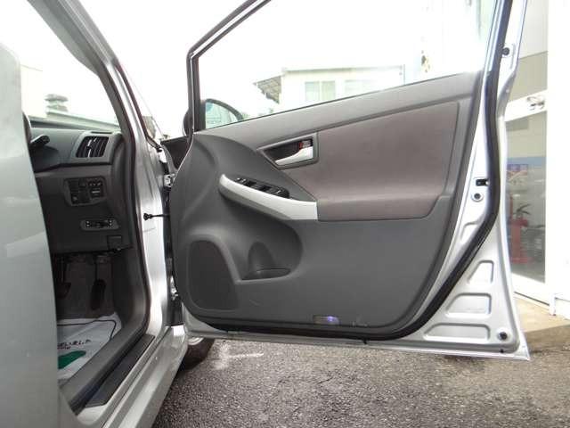 プリウス Ｓ　ＨＤＤナビ　地デジフルセグ　ハイブリッドバッテリーリビルド済　Ｂｌｕｅｔｏｏｔｈ　ＤＶＤ再生　フォグランプ　アルミホイール　スマートキー　プッシュスタート　ＥＴＣ　オートエアコン（10枚目）