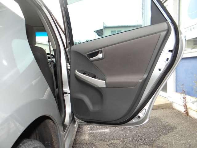 プリウス Ｓ　ＨＤＤナビ　地デジフルセグ　ハイブリッドバッテリーリビルド済　Ｂｌｕｅｔｏｏｔｈ　ＤＶＤ再生　フォグランプ　アルミホイール　スマートキー　プッシュスタート　ＥＴＣ　オートエアコン（12枚目）