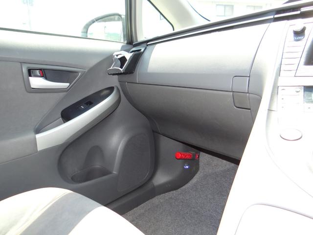 プリウス Ｓ　ＨＤＤナビ　ＤＶＤ再生　ハイブリッドバッテリーリビルド済　ＥＴＣ車載器　フォグランプ　アルミホイール　スマートキー　オートエアコン（6枚目）