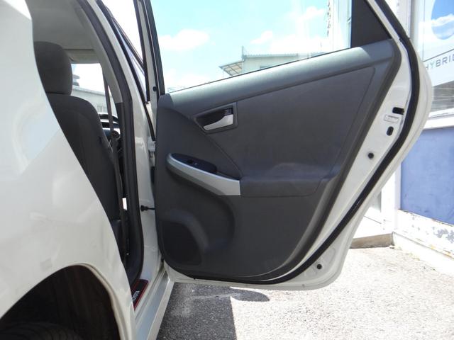 プリウス Ｓ　ＨＤＤナビ　ＤＶＤ再生　ハイブリッドバッテリーリビルド済　ＥＴＣ車載器　フォグランプ　アルミホイール　スマートキー　オートエアコン（10枚目）