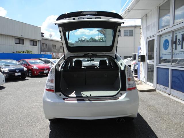 プリウス Ｓ　ＨＤＤナビ　ＤＶＤ再生　ハイブリッドバッテリーリビルド済　ＥＴＣ車載器　フォグランプ　アルミホイール　スマートキー　オートエアコン（13枚目）