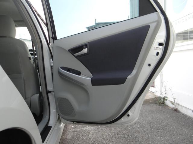 プリウス Ｓ　ＳＤナビ　ワンセグＴＶ　ハイブリッドバッテリーリビルド済　ＥＴＣ車載器　スマートキー　Ｐスタート　アルミホイール　フォグランプ　オートエアコン（12枚目）