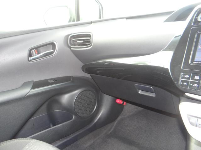 プリウス Ｓ　ＳＤナビ　地デジフルセグ　ハイブリッドバッテリーリビルド済　Ｂｌｕｅｔｏｏｔｈ　バックカメラ　ＥＴＣ車載器　スマートキー　盗難防止装置　オートエアコン（6枚目）