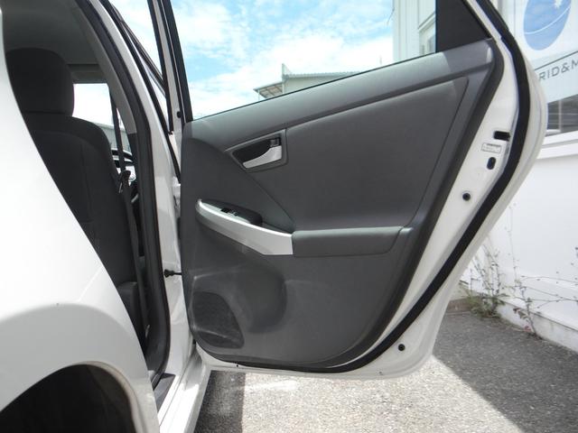 プリウス Ｓツーリングセレクション　ＳＤナビ　地デジワンセグ　ハイブリッドバッテリーリビルド済　バックカメラ　ＥＴＣ車載器　スマートキー　盗難防止装置　アルミホイール　オートエアコン（12枚目）