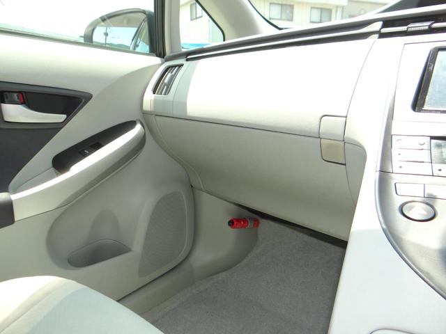 プリウス Ｓツーリングセレクション　ＳＤナビ　地デジフルセグ　ハイブリッドバッテリーリビルド済み　バックカメラ　Ｂｌｕｅｔｏｏｔｈ　ＥＴＣ車載器　スマートキー　盗難防止装置　アルミホイール（6枚目）