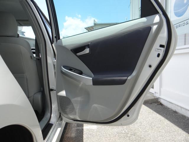 プリウス Ｓツーリングセレクション　ＳＤナビ　地デジフルセグ　ハイブリッドバッテリーリビルド済み　バックカメラ　Ｂｌｕｅｔｏｏｔｈ　ＥＴＣ車載器　スマートキー　盗難防止装置　アルミホイール（12枚目）