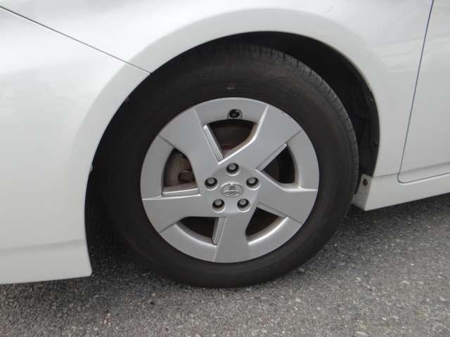 並列でリフトアップ可能な大規模な整備スペースで経験豊富な整備士がしっかりチェックいたします！