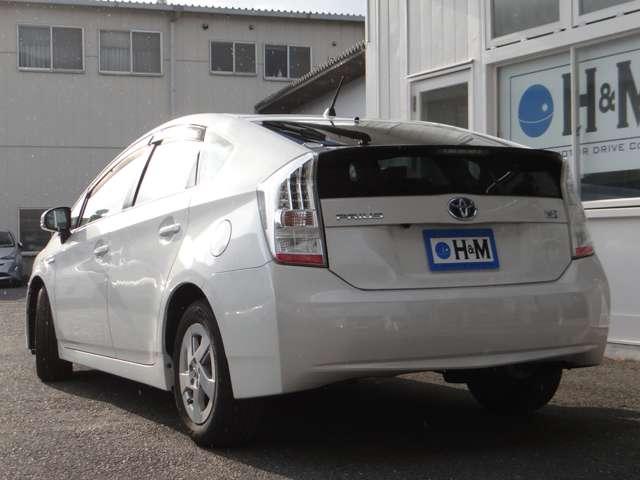 当店は整備だけでなく、仕上げレベルにおいても自信があります！黄色くなりがちなヘッドライトもピカピカに研磨仕上げいたします！足がよく当たるドア内張りも綺麗にクリーニングしています！