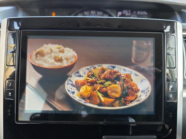 タント カスタムＲＳ　ＳＡ　純正ナビ　フルセグ　バックカメラ　両側パワースライドドア　オートエアコン　スマートキー　プッシュスタート　純正アルミホイール　　衝突安全ブレーキ　ステアリングスイッチ　ＥＴＣ　オートエアコン　ＵＳＢ（12枚目）