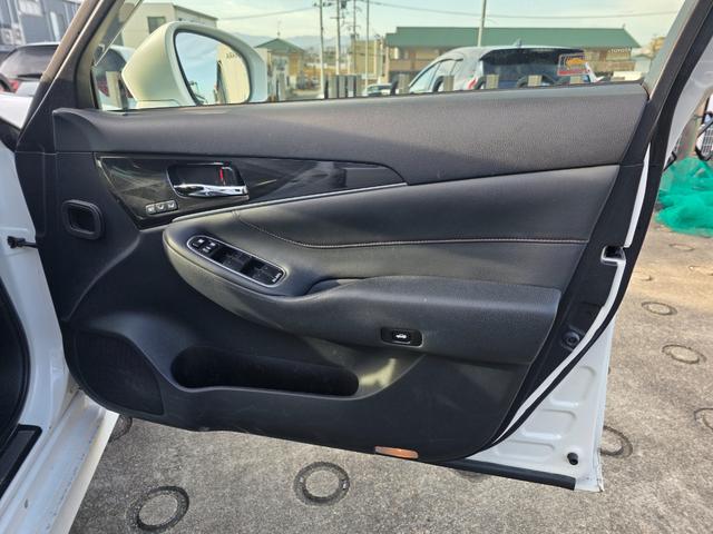 クラウン アスリートＧ　サンルーフ　黒本革シート　純正マルチナビ　純正アルミホイール　レーダクルーズコントロール　ドラレコ　レーザー＆レーダー　バックカメラ　スマートキー　プッシュスタート　ステアリングスイッチ　パワーシート（15枚目）