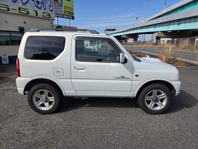 ジムニー ランドベンチャー　４ＷＤ　キーレスエントリー　電動格納ミラー　シートヒーター　オートマ　ＡＢＳ　アルミホイール　衝突安全ボディ　エアコン　パワーウィンドウ　運転席エアバッグ　パールホワイト（5枚目）