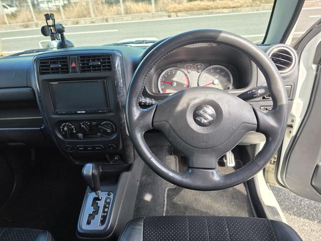 ジムニー ランドベンチャー　４ＷＤ　キーレスエントリー　電動格納ミラー　シートヒーター　オートマ　ＡＢＳ　アルミホイール　衝突安全ボディ　エアコン　パワーウィンドウ　運転席エアバッグ　パールホワイト（22枚目）