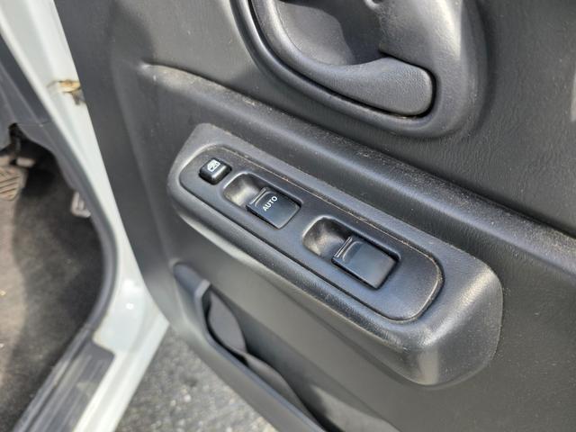 ジムニー ランドベンチャー　４ＷＤ　キーレスエントリー　電動格納ミラー　シートヒーター　オートマ　ＡＢＳ　アルミホイール　衝突安全ボディ　エアコン　パワーウィンドウ　運転席エアバッグ　パールホワイト（23枚目）