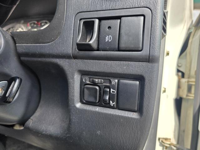 ジムニー ランドベンチャー　４ＷＤ　キーレスエントリー　電動格納ミラー　シートヒーター　オートマ　ＡＢＳ　アルミホイール　衝突安全ボディ　エアコン　パワーウィンドウ　運転席エアバッグ　パールホワイト（26枚目）