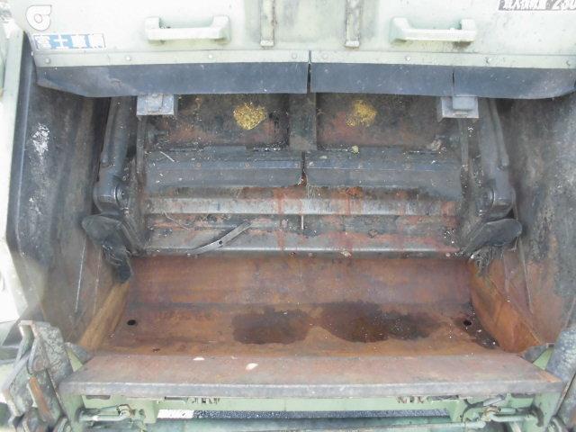 エルフトラック ２．３Ｔ　プレス式パッカー車　５立米　押出式　塵芥車　清掃車　積載量２．３ｔ　ルーフラック付き　バックカメラ付き　ごみ収集車　汚水タンク付き　連続動作　連続スイッチ付き（6枚目）