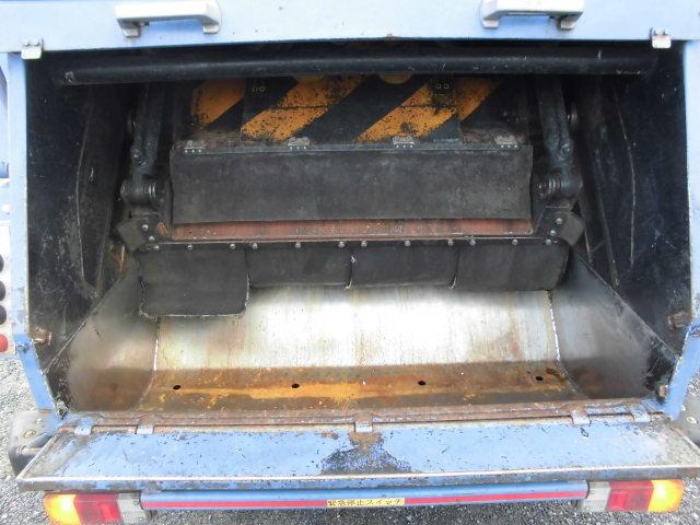 デュトロハイブリッド ２ｔ　パッカー車　プレス式　塵芥車　押出式　清掃車４．１立米　積載量２ｔ　バックカメラ付き　ごみ収集車　汚水タンク付き　ＭＯＲＩＴＡ製　オートマチック（＋－切り替え付きシフト）（6枚目）