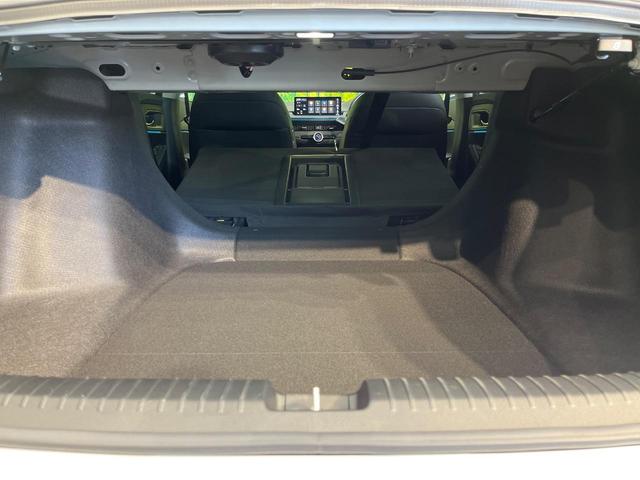 アコード e:HEV 全周囲カメラ BOSEサウンド 衝突被害軽減システム レーダークルーズ 禁煙車 レザーシート スマートキー LEDヘッド ビルトインETC オートハイビーム 車線逸脱警報 オートライト(10枚目)