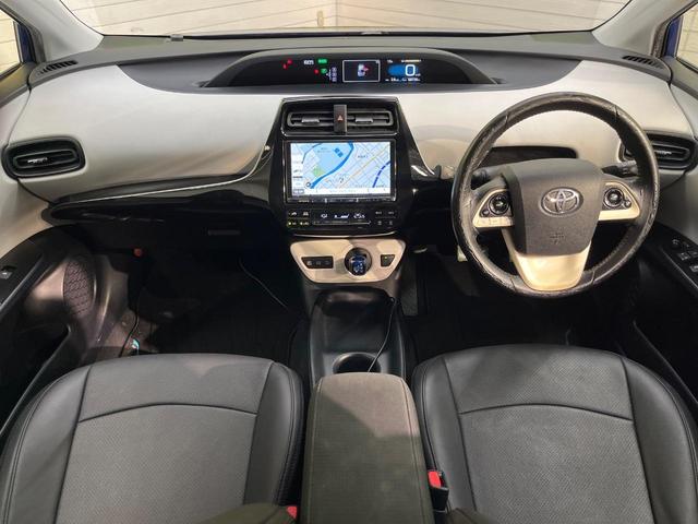 プリウス S カロッツェリア9型ナビ バックカメラ 黒革調シートカバー スマートキー LEDヘッドランプ ETC オートライト オートエアコン 純正15インチアルミホイール Bluetooth再生 CD/DVD再生(2枚目)