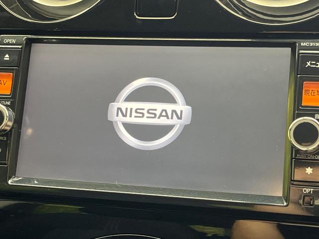 ノート Ｘ　ＤＩＧ－Ｓ　純正ＳＤナビ　バックカメラ　禁煙車　スマートキー　オートエアコン　Ｂｌｕｅｔｏｏｔｈ再生　ＣＤ／ＤＶＤ再生　フルセグＴＶ　電動格納ドアミラー　バニティミラー　シートリフター（3枚目）
