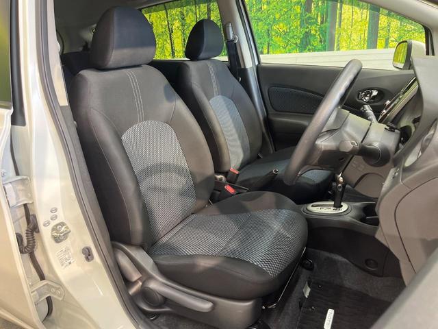 ノート Ｘ　ＤＩＧ－Ｓ　純正ＳＤナビ　バックカメラ　禁煙車　スマートキー　オートエアコン　Ｂｌｕｅｔｏｏｔｈ再生　ＣＤ／ＤＶＤ再生　フルセグＴＶ　電動格納ドアミラー　バニティミラー　シートリフター（8枚目）