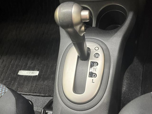 ノート Ｘ　ＤＩＧ－Ｓ　純正ＳＤナビ　バックカメラ　禁煙車　スマートキー　オートエアコン　Ｂｌｕｅｔｏｏｔｈ再生　ＣＤ／ＤＶＤ再生　フルセグＴＶ　電動格納ドアミラー　バニティミラー　シートリフター（35枚目）