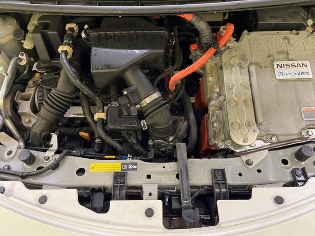 ノート e-パワーニスモ 純正SDナビ 全周囲カメラ LEDヘッド インテリジェントエマージェンシーブレーキ 禁煙車 スマートキー ETC 車線逸脱警報 オートライト オートエアコン 純正16インチアルミ スマートルームミラー(18枚目)