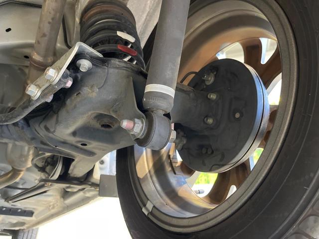 お車を安心してお乗りいただく為には、足回りの定期点検が欠かせません。サービスサポート（有償保証）では無料点検もご提供しており、安心のカーライフをお過ごしいただけるサポート体制が整っています。