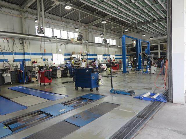 大型整備工場を完備しておりますので、ご納車後も安心です。