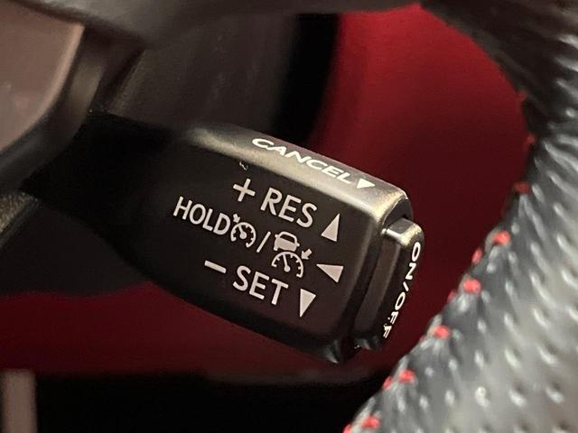 【レーダークルーズコントロール】高速道路での長距離走行が楽に！！自動で速度を保つクルーズコントロールが、衝突軽減システムと連携し、前方の車両を感知して車間を保つように速度調節してくれます！！