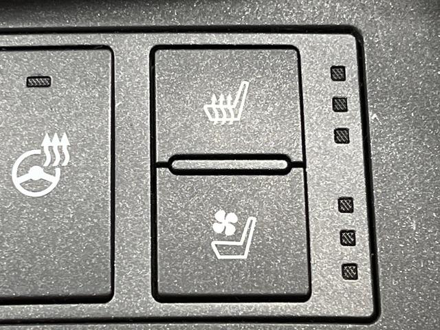 【シートベンチレーション】夏場は涼しい風でお尻や背中の熱やムレを防ぎ、冬はエアコンよりも早く温まってポカポカに！季節を問わず快適に過ごせます。