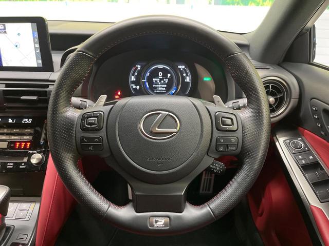 【ステアリングヒーター】冬場に冷たくなりやすい革巻きステアリングを、スイッチ一つで素早く適温に！エアコンよりも早く温まってくれるので、寒い日の運転も快適になりますね♪