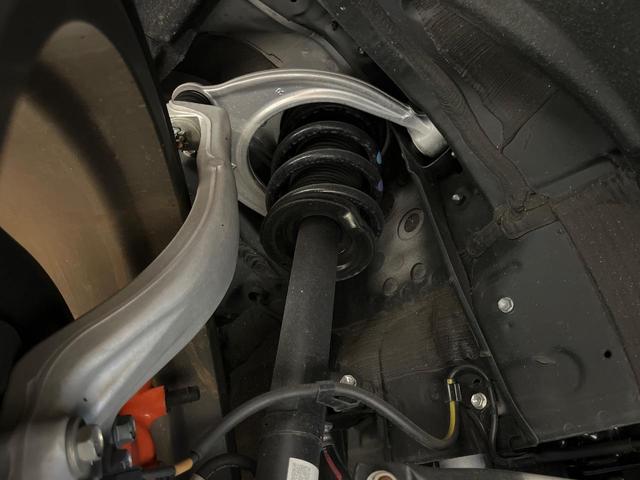 お車を安心してお乗りいただく為には、足回りの定期点検が欠かせません。サービスサポート（有償保証）では無料点検もご提供しており、安心のカーライフをお過ごしいただけるサポート体制が整っています。