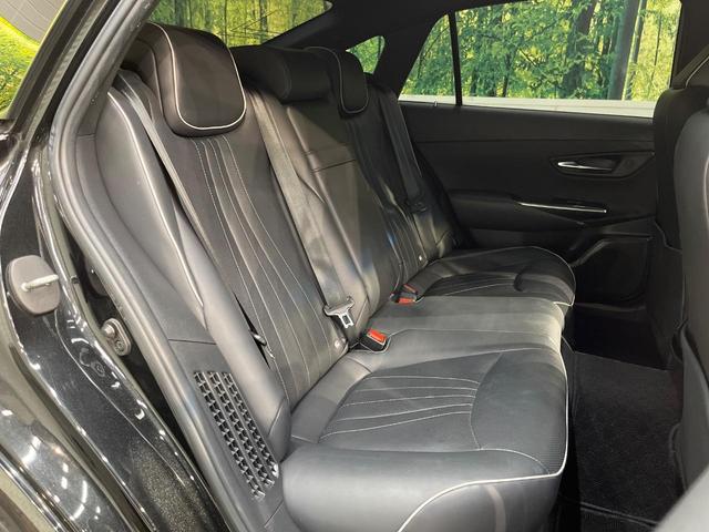 クラウンハイブリッド ＲＳアドバンス　サンルーフ　黒革シート　禁煙車　メーカーナビ　シートベンチレーション　バックカメラ　ＢＳＭ　ステアリングヒーター　純正１８インチスパッタアルミ　レーダークルコン　ビルトインＥＴＣ（9枚目）