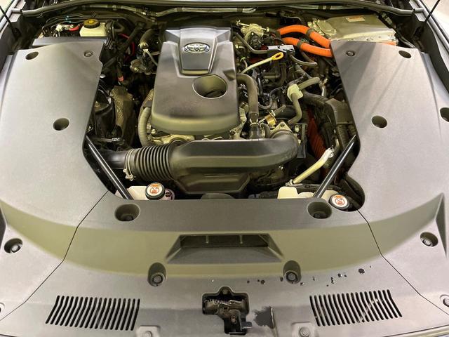 クラウンハイブリッド ＲＳアドバンス　サンルーフ　黒革シート　禁煙車　メーカーナビ　シートベンチレーション　バックカメラ　ＢＳＭ　ステアリングヒーター　純正１８インチスパッタアルミ　レーダークルコン　ビルトインＥＴＣ（18枚目）