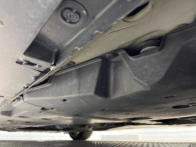 クラウンハイブリッド ＲＳアドバンス　サンルーフ　黒革シート　禁煙車　メーカーナビ　シートベンチレーション　バックカメラ　ＢＳＭ　ステアリングヒーター　純正１８インチスパッタアルミ　レーダークルコン　ビルトインＥＴＣ（21枚目）