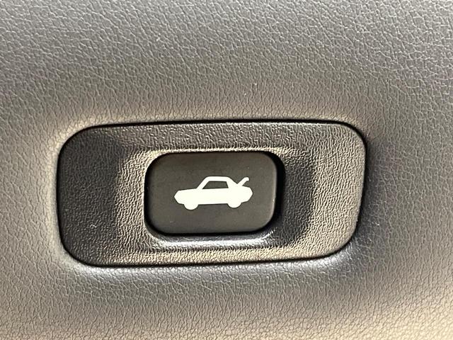 クラウンハイブリッド ＲＳアドバンス　サンルーフ　黒革シート　禁煙車　メーカーナビ　シートベンチレーション　バックカメラ　ＢＳＭ　ステアリングヒーター　純正１８インチスパッタアルミ　レーダークルコン　ビルトインＥＴＣ（61枚目）