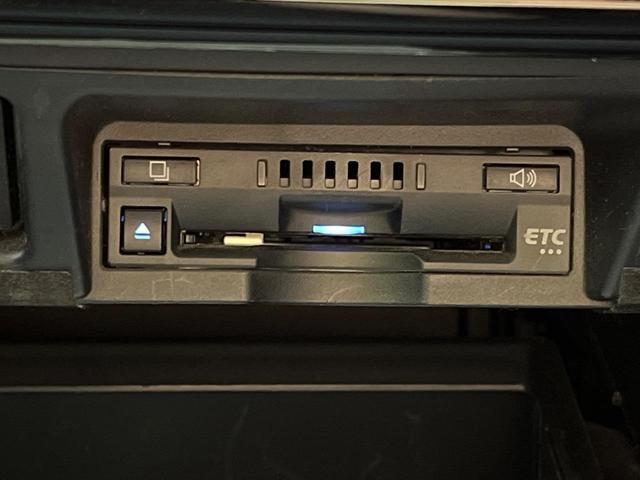 クラウンハイブリッド ＲＳアドバンス　サンルーフ　黒革シート　禁煙車　メーカーナビ　シートベンチレーション　バックカメラ　ＢＳＭ　ステアリングヒーター　純正１８インチスパッタアルミ　レーダークルコン　ビルトインＥＴＣ（63枚目）