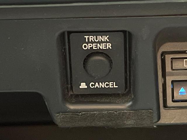 クラウンハイブリッド ＲＳアドバンス　サンルーフ　黒革シート　禁煙車　メーカーナビ　シートベンチレーション　バックカメラ　ＢＳＭ　ステアリングヒーター　純正１８インチスパッタアルミ　レーダークルコン　ビルトインＥＴＣ（64枚目）