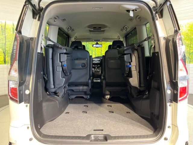 セレナ ｅ－パワー　ハイウェイスターＶ　純正１０インチナビ　フリップダウンモニター　プロパイロット　ハンズフリー両側パワースライドドア　インテリジェントルームミラー　ＢＳＭ　アラウンドビューモニター　電動パーキンクブレーキ（11枚目）